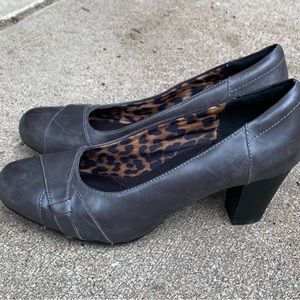 Clarks women heel gray with detail front size 10